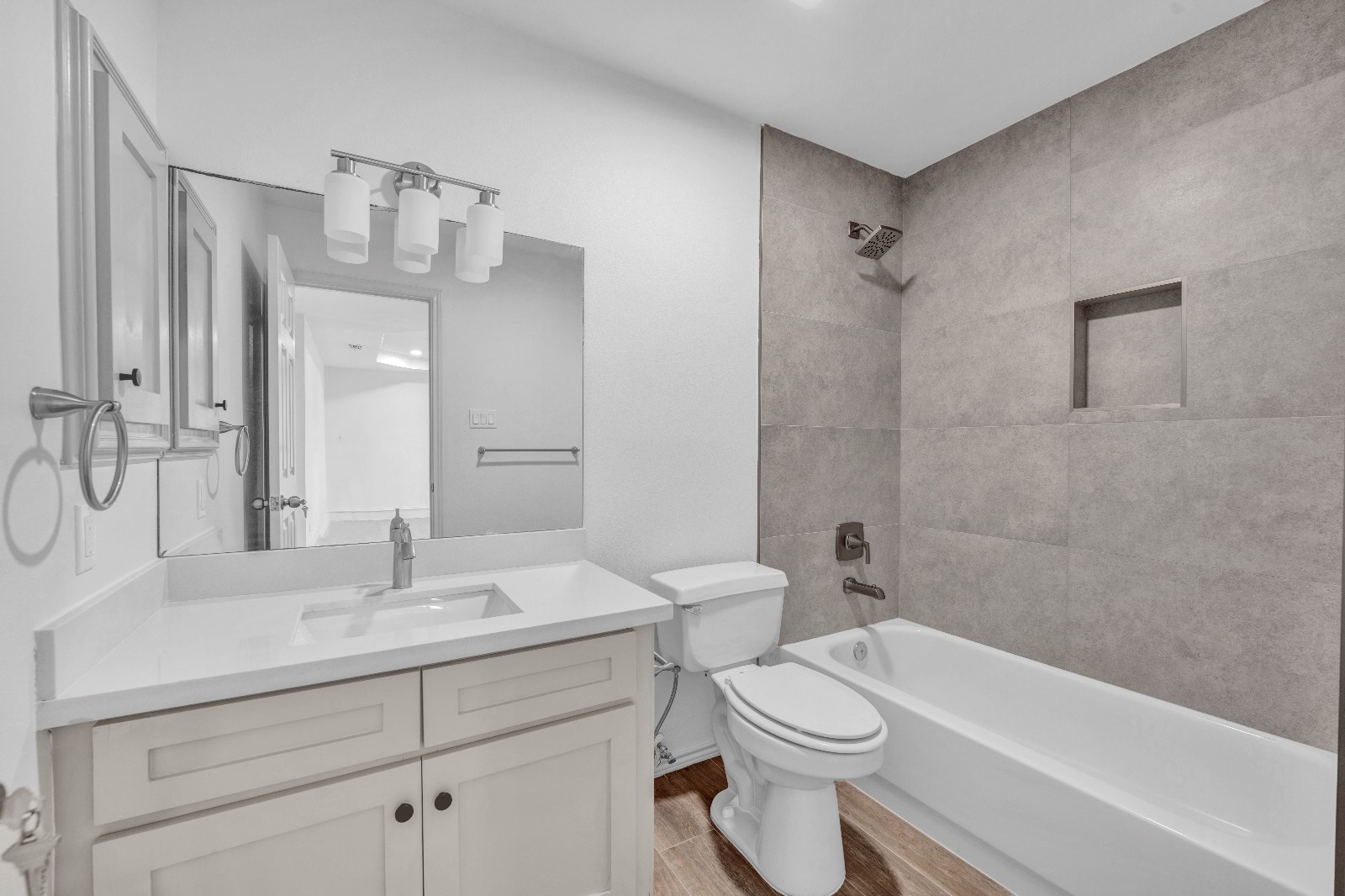 Casa 309 · bath with tiled tub surround