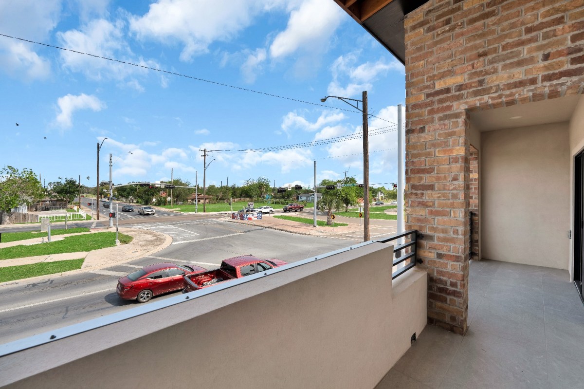 Bicentennial Townhouse upper balcony with brick wall and street view